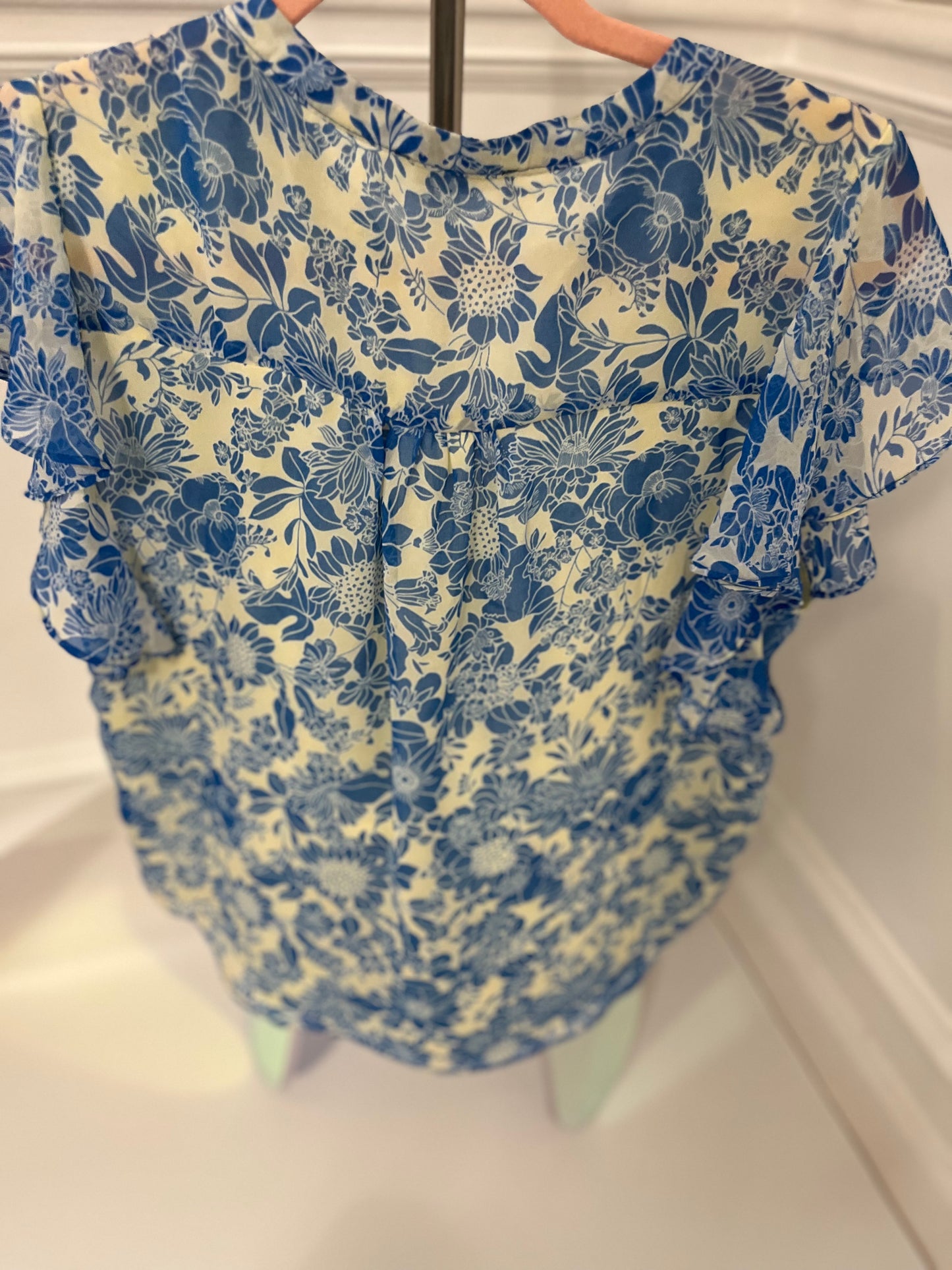 TAHARI Bue and Creme Floral top Size -M