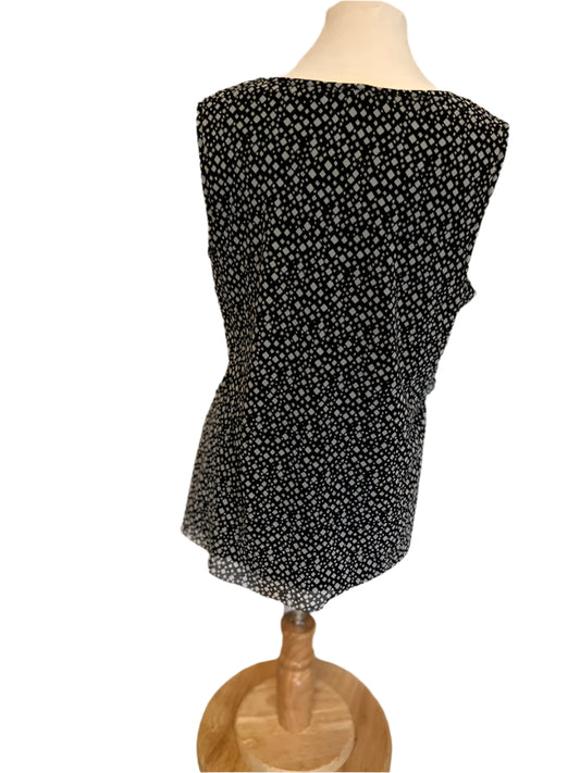 ROZ & ALI Black and white layered  top with diamond design  Size - XL