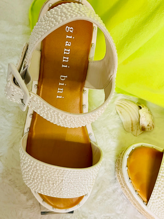 Gianni Bini white sandels Size - 8